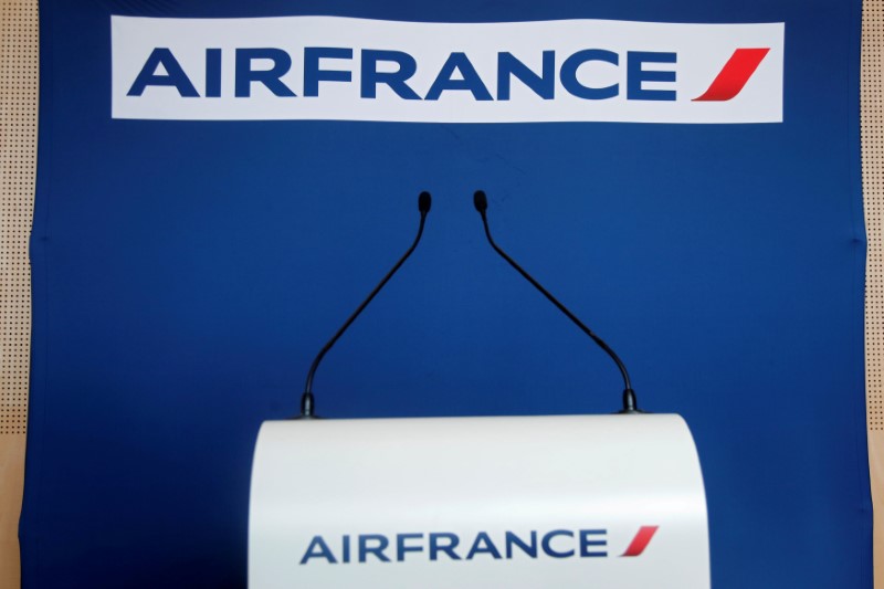 © Reuters. FILE PHOTO: The empty podium with Air France logo is seen after a news conference in Paris