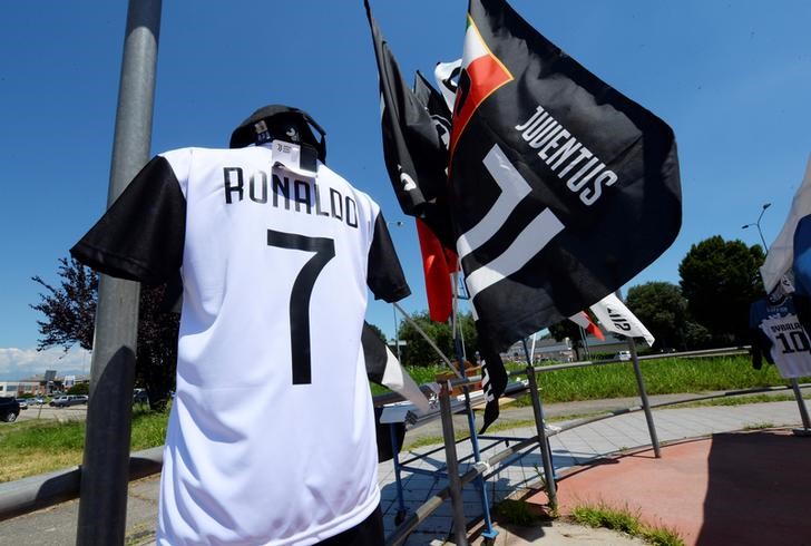 © Reuters. Una camiseta de la Juve con el nombre de Cristiano Ronaldo en una tienda de Turín