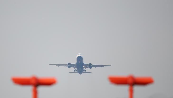 © Reuters. A British Airways aircraft takes off from Heathrow Airport in west London