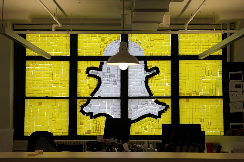 © Reuters. Logo do Snapchat em janela criado de Post-its em Manhattan, Nova York, EUA