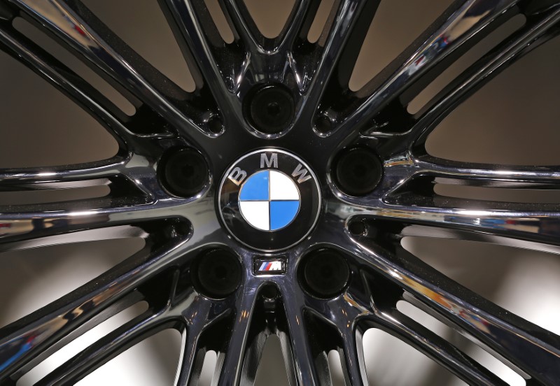 © Reuters. Logo da BMW em roda no Salão do Automóvel Internacional em Bruxelas, Bélgica
