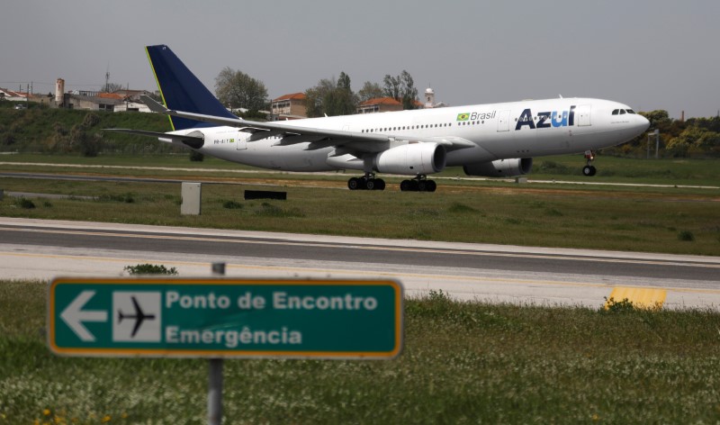 © Reuters. Avião da Azul decola de aeroporto em Lisboa, Portugal