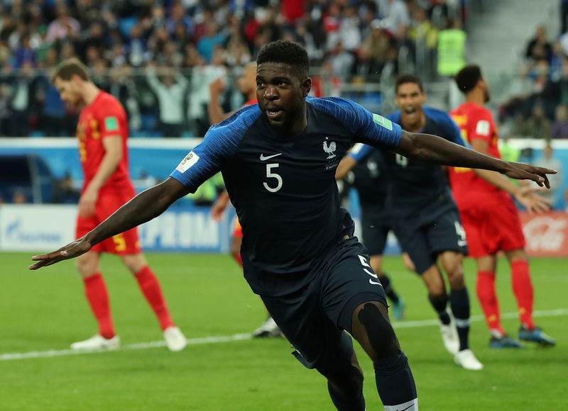 © Reuters. رأسية أومتيتي ترسل فرنسا لنهائي كأس العالم