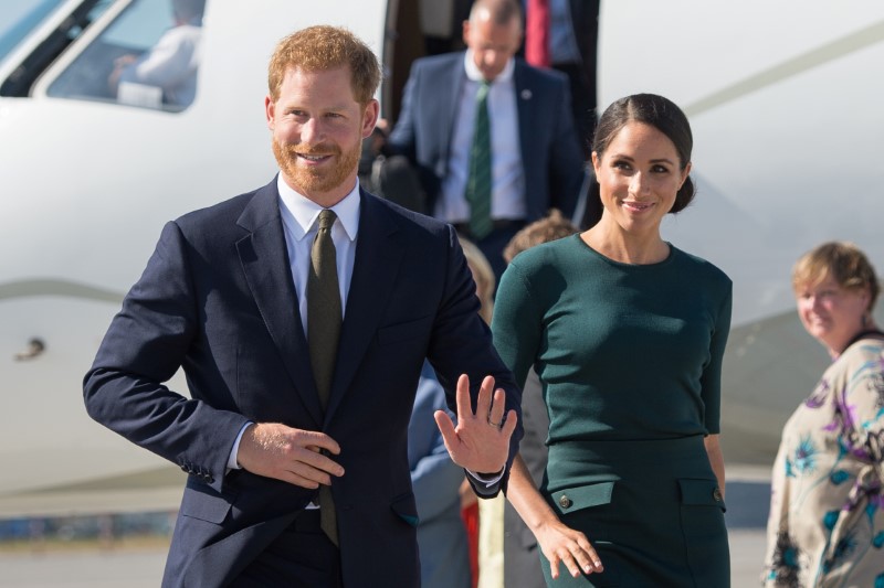 © Reuters. هاري وميجان يصلان إلى دبلن في أول زيارة للخارج منذ زواجهما