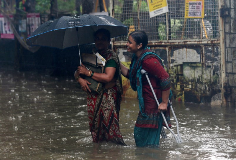 © Reuters. أمطار غزيرة تضرب مومباي الهندية لليوم الرابع وتوقف حركة الطيران والقطارات