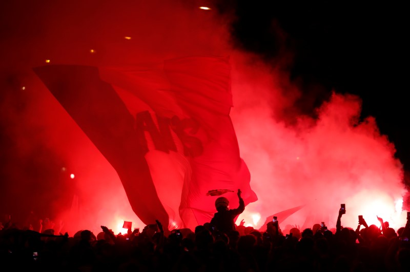 © Reuters. إصابة 27 مشجعا لكرة القدم في تدافع بسبب الألعاب النارية في نيس بفرنسا