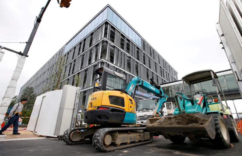 © Reuters. FILE PHOTO: Heavy machinery are seen at the new Tokyo Metropolitan Central Wholesale Market under construction in the Toyosu district in Tokyo