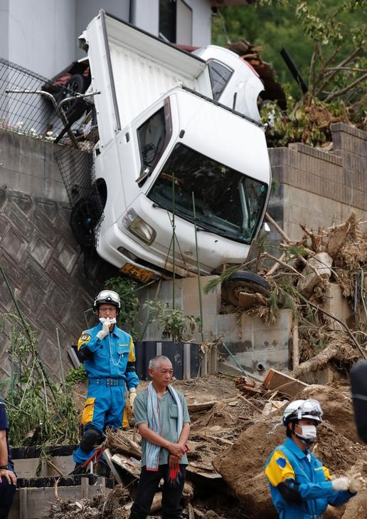 © Reuters. El primer ministro de Japón visita las zonas inundadas y advierten de nuevas tormentas