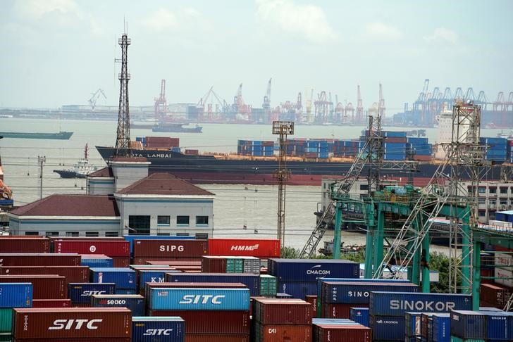 © Reuters. Грузовые контейнеры в порту Шанхая
