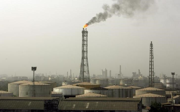 © Reuters. Нефтяные резервуары на НПЗ компании Bharat Petroleum Corporation Ltd в Мумбаи