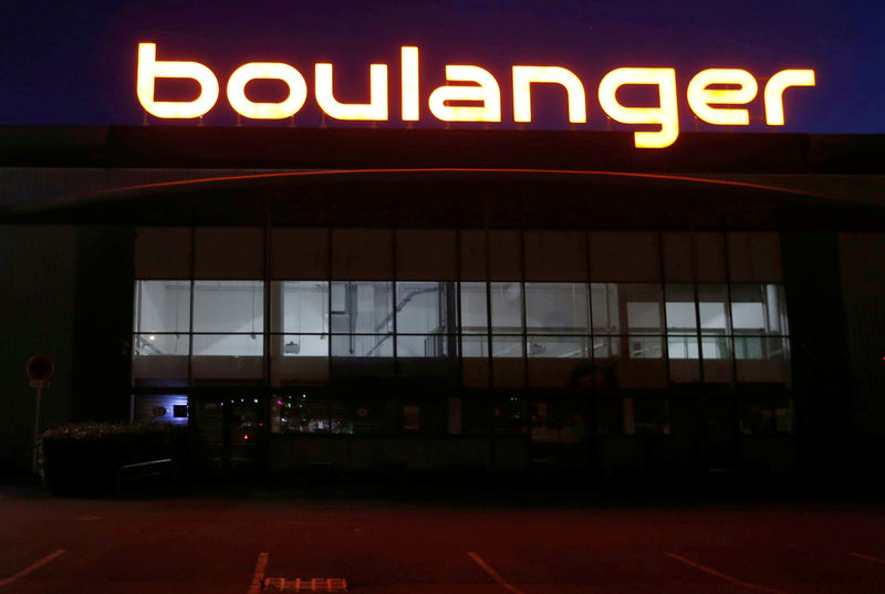 © Reuters. A logo is seen on the facade of an electronics retailer Boulanger store in Bordeaux