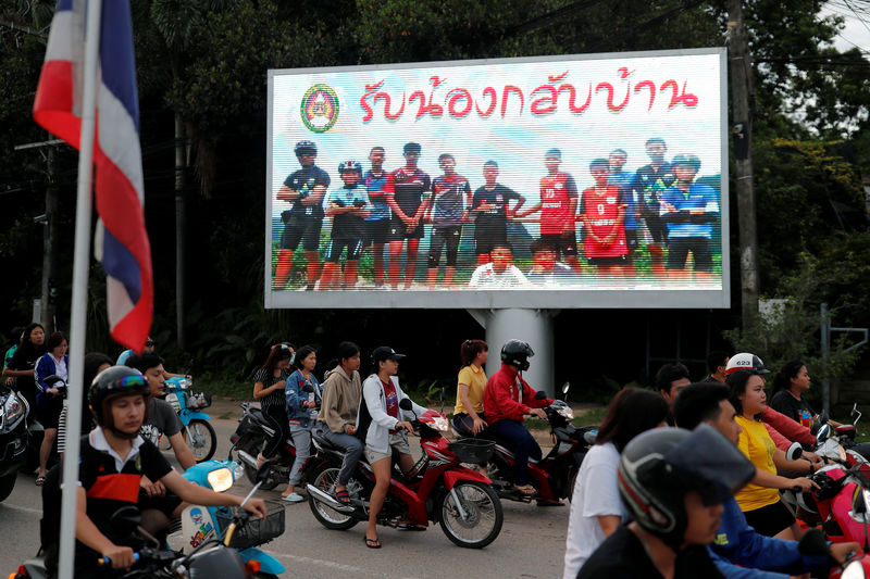 © Reuters. Outdoor com mensam "Bem-vindos, meninos" em Chiang Rai após resgate de 12 garotos e seu técnico de futebol