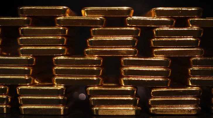 © Reuters. Золотые слитки в хранилице в Мюнхене