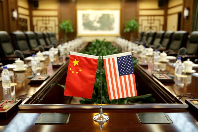 © Reuters. FILE PHOTO: Flags of U.S. and China are placed for a meeting in Beijing