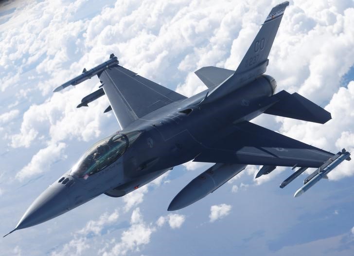 © Reuters. Американский истребитель F-16 во время тренировочного полета над Эстонией