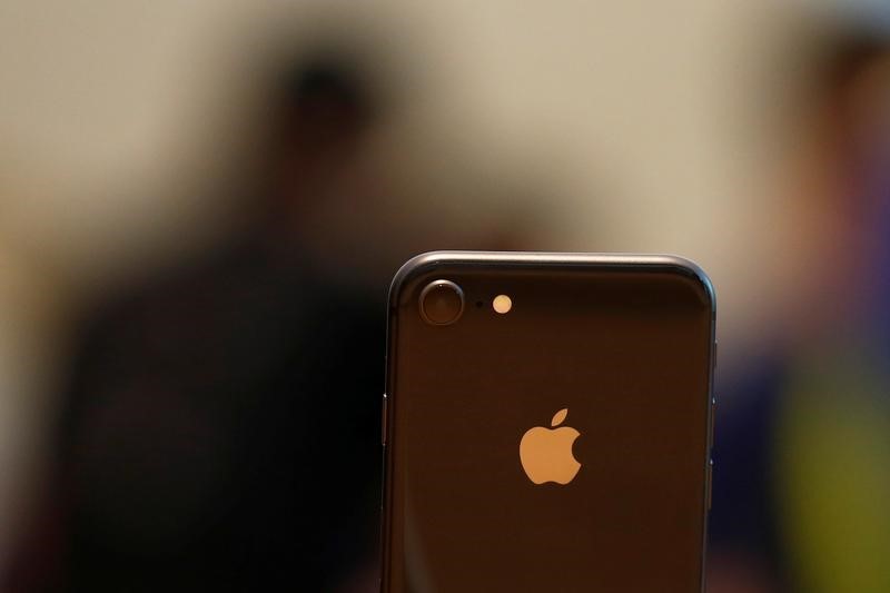 © Reuters. iPhone 8 em exibição em loja da Apple em Cingapura
