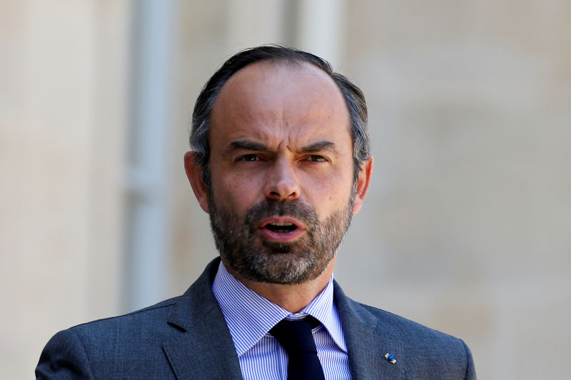 © Reuters. French Prime Minister Edouard Philippe leaves after the weekly cabinet meeting at the Elysee Palace in Paris