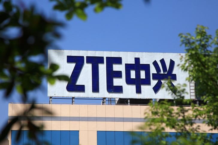 © Reuters. Logo da ZTE em prédio da empresa em Nanjing, China