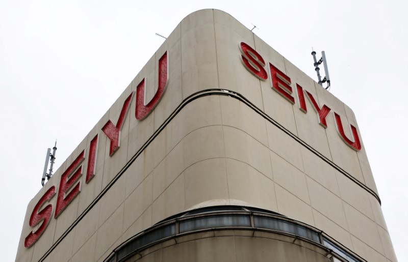 © Reuters. A logo of Seiyu is pictured at its chainstore in Tokyo