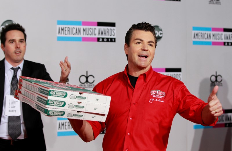 © Reuters. FILE PHOTO: John Schnatter, founder and CEO of Papa John's Pizza, arrives at the 2011 American Music Awards in Los Angeles