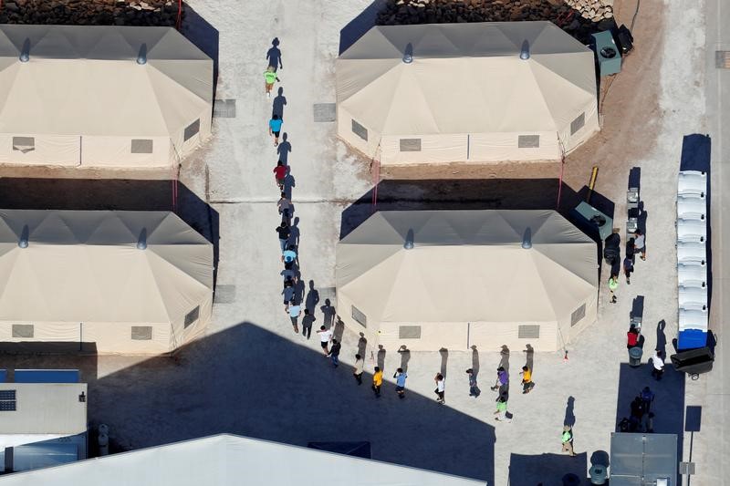 © Reuters. مسؤول أمريكي: كل أبناء المهاجرين دون الخامسة سيعودون لذويهم يوم الخميس