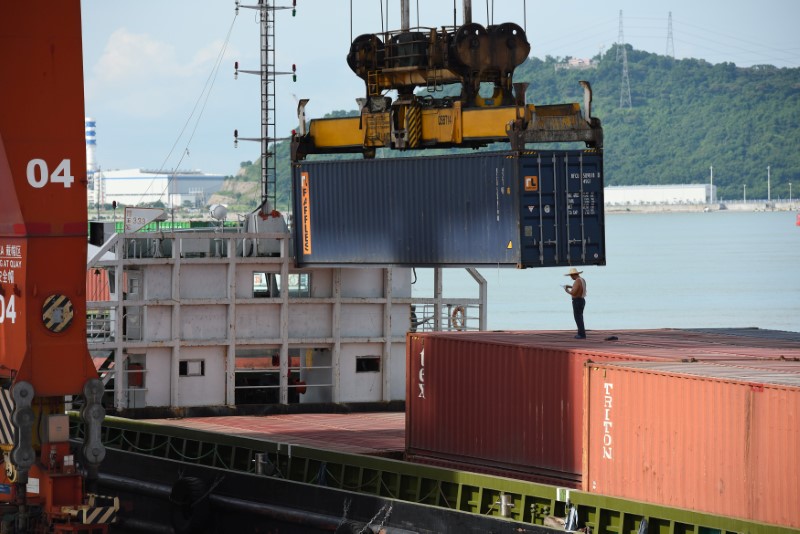 © Reuters. Shipping containers are seen on a cargo vessel at the Dachan Bay Terminals in Shenzhen