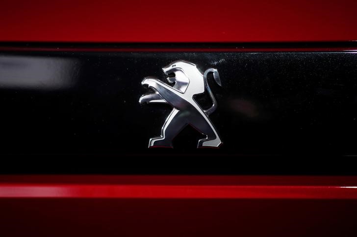 © Reuters. Логотип бренда Peugeot на новом автомобиле Peugeot 508 перед пресс-конференцией в штаб-квартире PSA Group