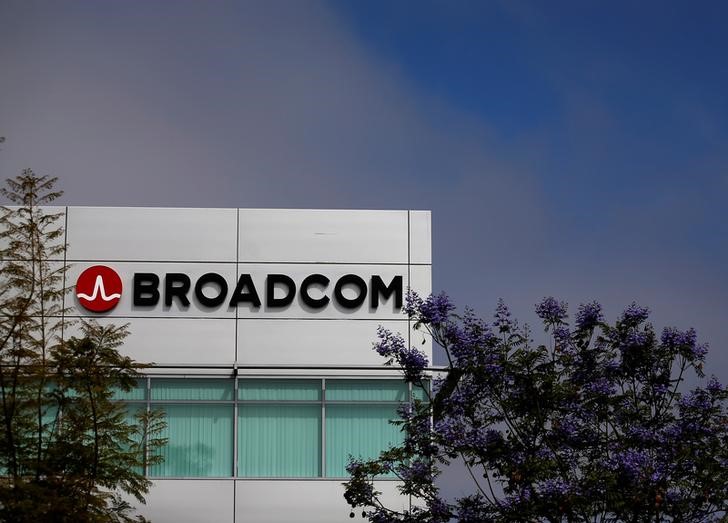 © Reuters. Логотип Broadcom на офисном здании в Калифорнии