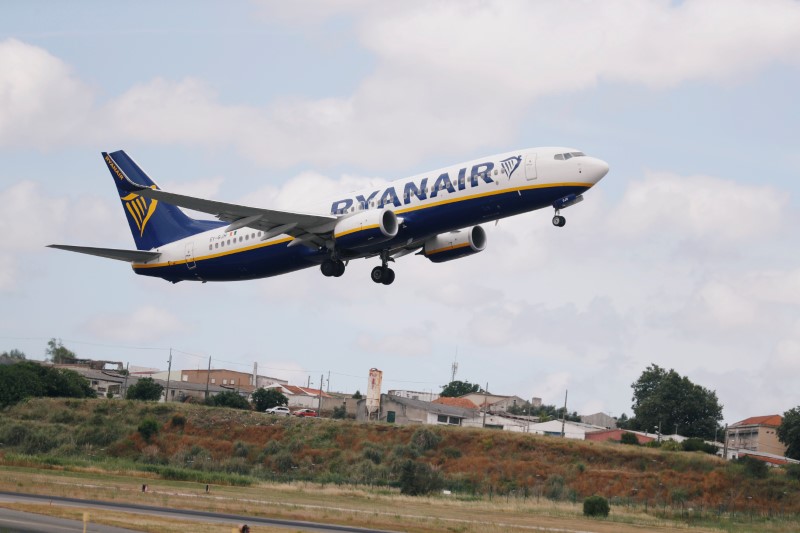 © Reuters. A Ryanair Boeing takes off at Lisbon's airport