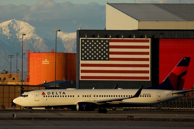 © Reuters. FILE PHOTO: A Delta Air Lines Boeing 737 plane arrives in Salt Lake City