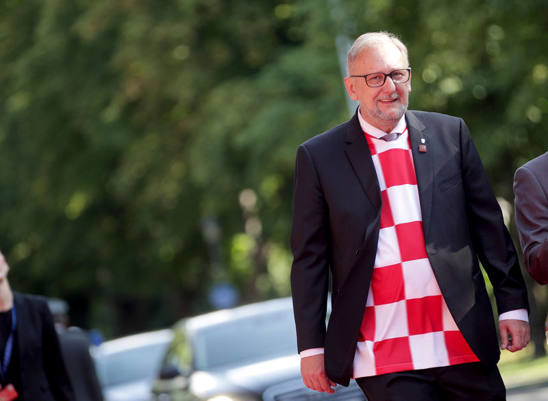 © Reuters. Ministro do Interior croata, Davor Bozinovic, chega para reunião em Innsbruck com camisa da seleção de futebol do país