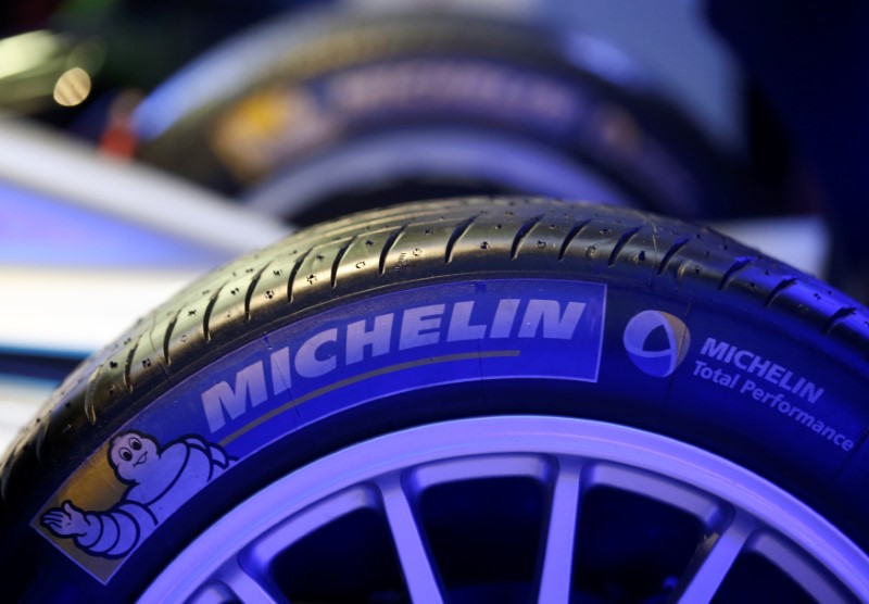 © Reuters. The logo of French tyre maker Michelin is seen on a Formula E racing car during a news conference to present the partnership between Enel Group and FIA Formula E Championship at the MAXXI National Museum  in Rome