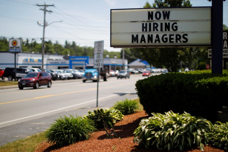 © Reuters. Placa indica que restaurante está contratando funcionários em Massachusetts, nos Estados Unidos