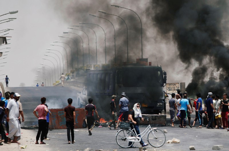 © Reuters. Manifestantes bloqueiam estrada na cidade de Basra, no Iraque