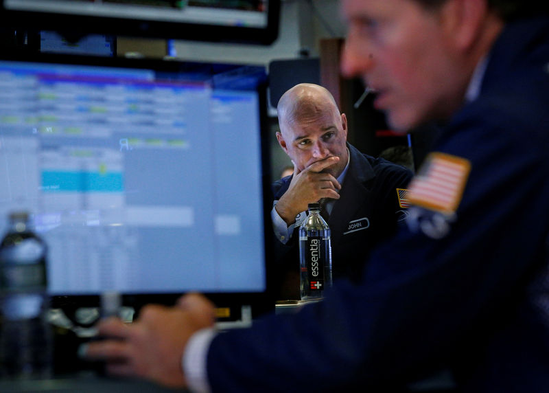 © Reuters. Traders work on the floor of the NYSE in New York