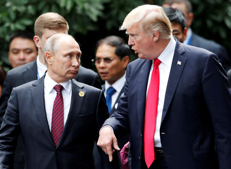 © Reuters. FILE PHOTO: U.S. President Donald Trump and Russia's President Vladimir Putin talk during the family photo session at the APEC Summit in Danang, Vietnam