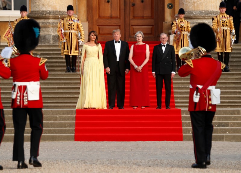 © Reuters. Theresa May e o marido Philip recebem Trump e Melania no Palácio de Blenheim