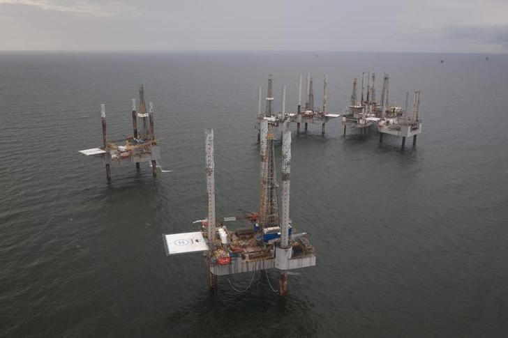 © Reuters. Unused oil rigs sit in the Gulf of Mexico near Port Fourchon, Louisiana