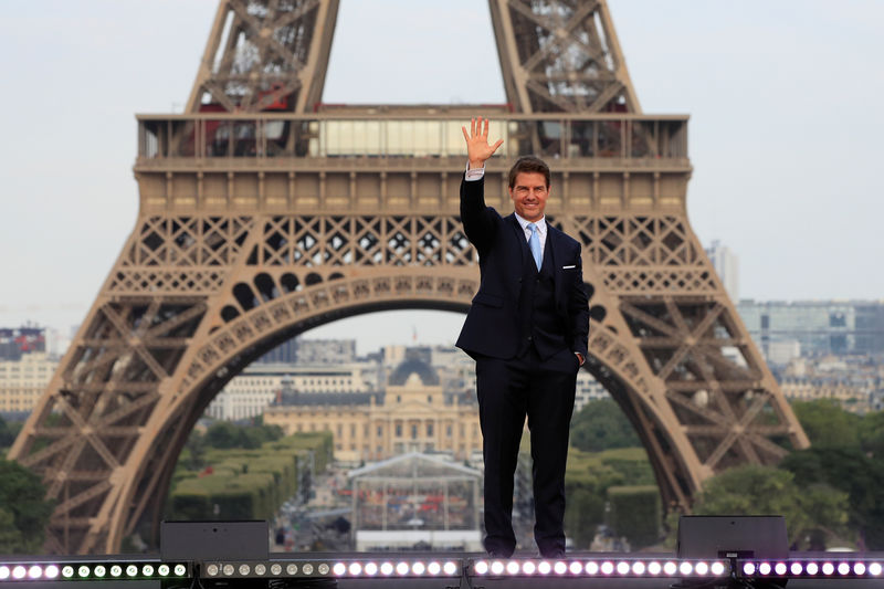 © Reuters. El protagonista Tom Cruise posa frente a la Torre Eiffel durante el estreno mundial de la película "Misión Imposible: Fallout" en París