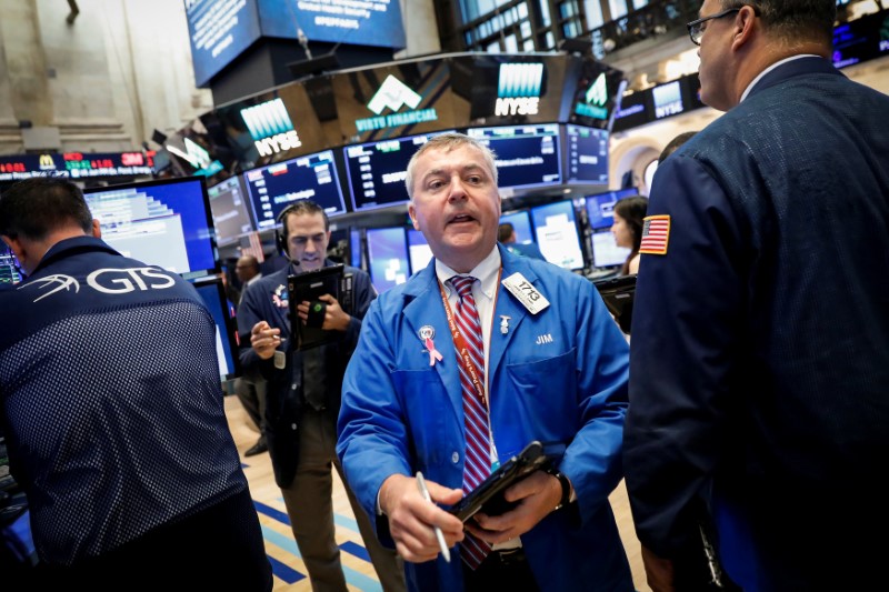 © Reuters. Traders work on the floor of the NYSE in New York