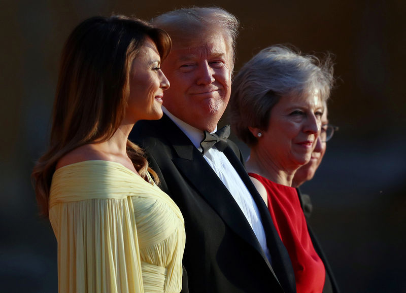 © Reuters. British Prime Minster Theresa May and her husband Philip stand together with U.S. President Donald Trump and First Lady Melania Trump at the entrance to Blenheim Palace near Oxford