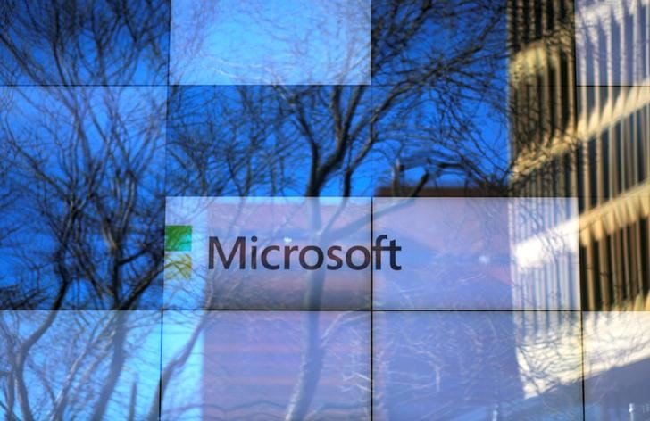 © Reuters. Microsoft estrena la versión gratuita de su software en el mercado de comunicación laboral