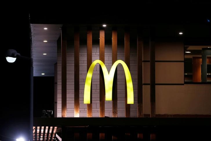 © Reuters. ماكدونالدز يوقف بيع السلطة في 3000 فرع بأمريكا بسبب عدوى شديدة