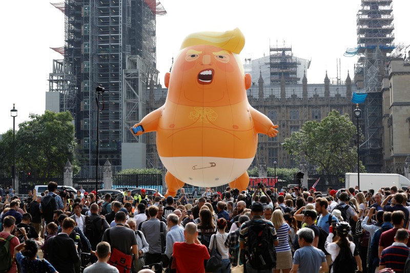 © Reuters. Inflan un enorme globo "Bebé Trump" junto al Parlamento británico