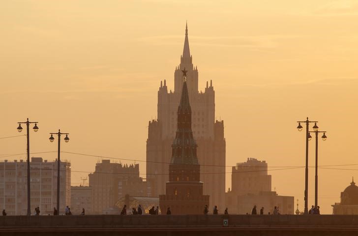 © Reuters. Прохожие на мосту в центре Москвы