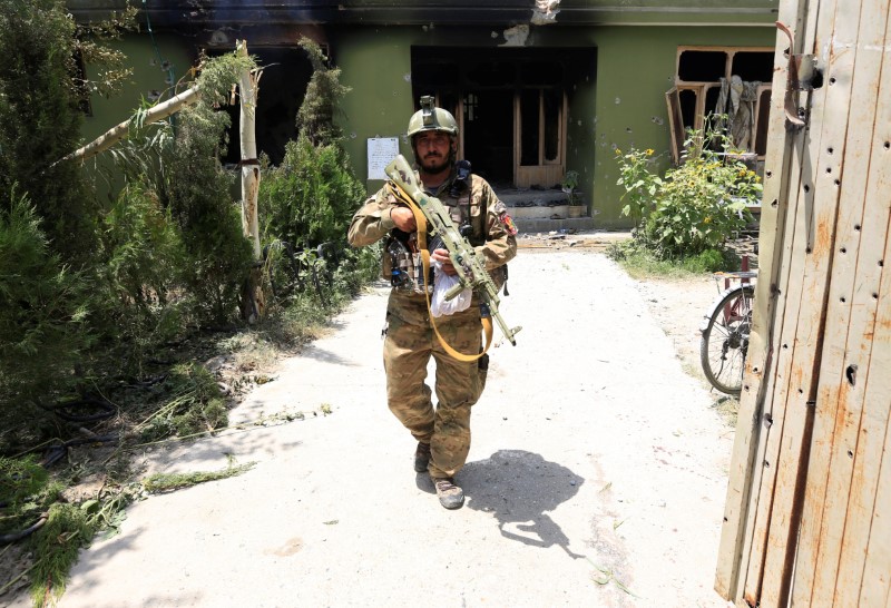 © Reuters. مقتل ستة مدنيين على يد القوات الأفغانية في عمليات برية وجوية