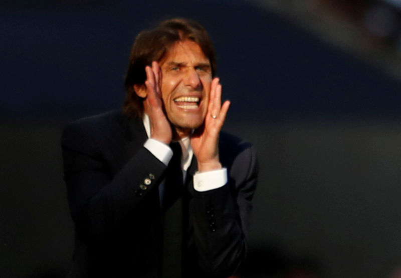 © Reuters. FILE PHOTO: Chelsea sack manager Antonio Conte