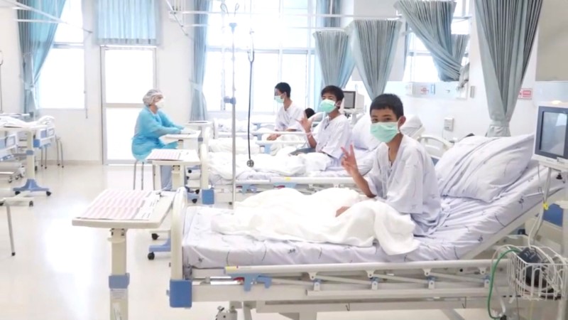 © Reuters. A screen grab shows boys rescued from the Thai cave wearing mask and resting in a hospital in Chiang Rai