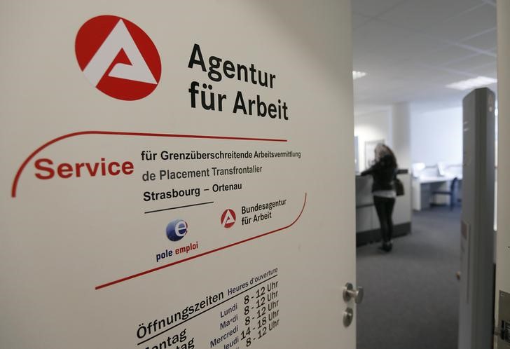 © Reuters. The logos of French National Agency for Employment (Pole Emploi) and it's German counterpart agency are seen on the door of the joint German-French job center office in Kehl