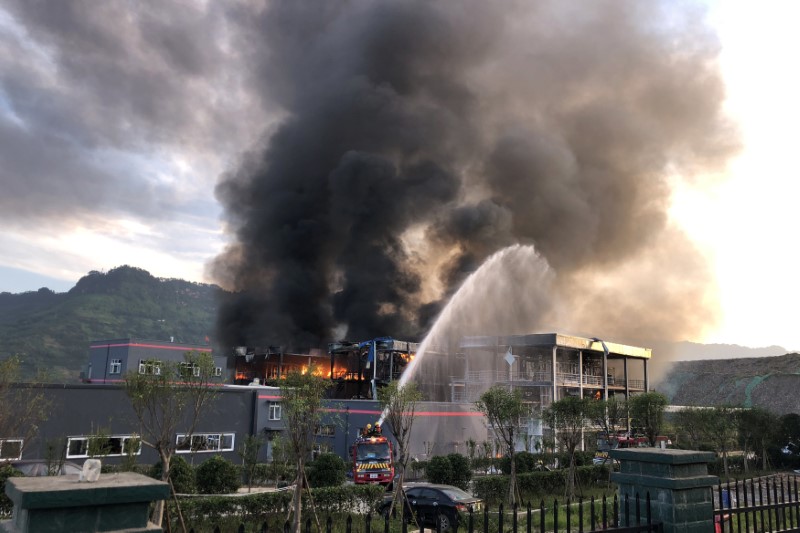 © Reuters. Bombeiros tentam apagar fogo em indústria química em Yibin, na China